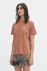 Remera de manga corta color salmón con efecto washed, cuello redondo y detalle de bordado pequeño en el pecho.