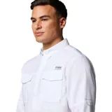Camisa de manga larga Columbia, diseñada para actividades al aire libre y pesca. Presenta un diseño funcional con dos bolsillos frontales con solapa, cuello con cierre a presión, aberturas de ventilación y mangas enrollables con trabillas. Confeccionada con tecnología de repelencia avanzada Omni-Shield Blood 'n Guts y protección solar Omni-Shade.