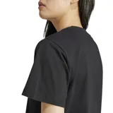 Remera de algodón de corte clásico y cuello redondo, con el logo de las 3 barras de Adidas bordado en el centro del pecho.
