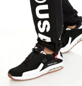 Pantalón de jogging DC Shoes modelo Clewiston, color negro con estampa vertical en contraste con el nombre de la marca en la pierna, puños elásticos en los tobillos y bolsillos laterales.