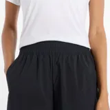 Pantalón negro de corte ancho, con cintura elástica y bolsillos laterales.