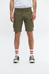 Bermuda cargo color verde militar, con bolsillos laterales y traseros.
