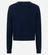 Cárdigan de punto trenzado color marrón, con cuello redondo, manga larga y cierre frontal con botones metálicos. Presenta puños y ruedo acanalados.