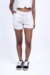Short de tiro alto color beige, con pinzas delanteras, bolsillos laterales y cierre frontal con botón.