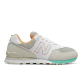 Championes New Balance 574 color blanco, gris y celeste, confeccionados en gamuza y malla, con logo "N" característico en los laterales y entresuela ENCAP.
