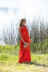 Vestido largo rojo de corte tipo túnica, sin entallar en la cintura, con escote redondo y terminación de volado en el ruedo.