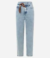 Pantalón mom comfort de jeans celeste con trabillas en la cintura, cierre tradicional, bolsillos y cinturón pañuelo estampado.