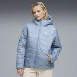 Campera acolchada con capucha, color celeste, con cierre frontal completo y logo de la marca estampado en el pecho. Cuenta con bolsillos laterales y diseño de costuras horizontales.