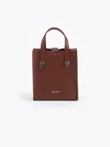 Cartera tipo tote de tamaño pequeño, confeccionada en cuero color marrón. Presenta doble asa superior con herrajes metálicos plateados en forma de llama y el logo de la marca estampado en la parte inferior frontal.