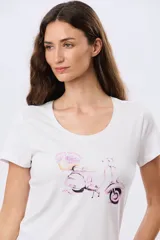 Remera blanca de manga corta y cuello redondo, con estampa frontal de una motoneta rosa estilo vintage con flores.