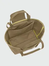 Bolso tote de cuero color beige, tamaño M, con asas de mano y solapa con cierre de broche a presión.