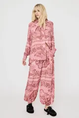 Pantalón ancho color rosa con estampado estilo bandana, diseño holgado y cintura elástica con cordón ajustable.