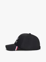 Gorra de béisbol negra con diseño estructurado, cuenta con el logo bordado de Cadillac Formula 1 Team en la parte frontal. Posee ojales de ventilación, botón superior y visera con costuras decorativas.