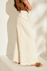 Jean de corte wide leg, tiro alto y diseño super amplio con botamanga sin costura y flecos. Color azul clásico.