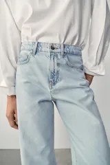 Jeans de tiro alto con diseño barrel y cinco bolsillos, de pernera holgada que se estrecha hacia el tobillo, en tono celeste claro.