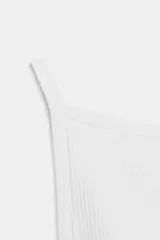 Top de punto rib con cuello halter y tirantes finos, de ajuste entallado.