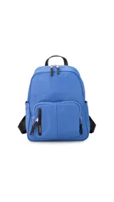 Mochila de nylon color verde oliva, con cierre principal y dos bolsillos frontales con cierre. Tiene correas de hombro ajustables en color negro y asa superior de agarre.