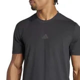 Remera deportiva Adidas de manga corta, color gris oscuro jaspeado, con cuello redondo y logo de la marca en tono oscuro en el pecho. Presenta detalles de costura en los hombros y aberturas en los dobladillos laterales.