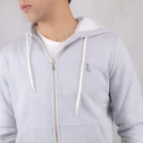 Campera gris claro con capucha y cierre frontal, confeccionada en algodón con felpa.