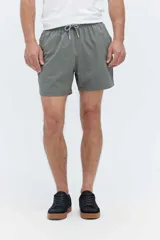Short de baño de color marrón con textura en relieve, cintura elástica con cordón ajustable, bolsillos laterales y bolsillo trasero con detalle de la marca.