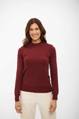 Polera de tejido fino color vino tinto, de manga larga y cuello alto tipo mock neck.