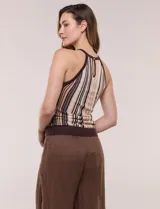 Musculosa de tejido de punto fino con diseño de rayas verticales en tonos marrón, beige y blanco. Posee escote halter con cuello redondo cerrado y ribetes marrones en contraste.