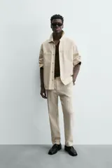 Sobrecamisa de algodón color beige claro, de corte relajado, con cuello solapa, manga larga y dos bolsillos de plastrón en el pecho.