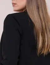 Blazer sastrero liviano de crepé flexible color negro, de silueta semi holgada, corte recto y caída abierta sin botones. Presenta cuello con solapa clásica en muesca delgada y mangas tres cuartos fruncidas.