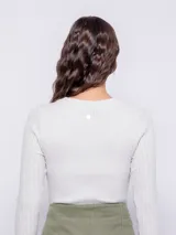 Sweater negro de tejido de punto con cuello redondo y diseño de vainillas en el dorso y mangas.