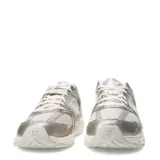Championes urbanos New Balance modelo 530, con diseño retro inspirado en el running. Presentan una combinación de malla transpirable y revestimientos sintéticos en tonos beige y dorado metalizado, con la icónica letra N en los laterales y entresuela con tecnología ABZORB para mayor amortiguación.