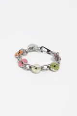 Pulsera de cadena con eslabones plateados y charms circulares esmaltados en diversos colores con logos grabados. Incluye un dije de corazón y cierre de mosquetón.