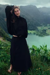 Falda larga de hilatura de algodón color negro, con tiro medio, cintura elástica y bolsillos laterales ocultos en costura. Presenta un diseño evasé.