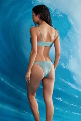 Top de bikini de tela brillante color azul, con diseño de frunce central ajustable mediante cordones y breteles finos atados en los hombros.