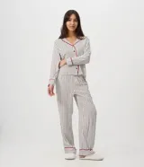 Pijama largo Lov de dos piezas confeccionado en viscosa, con estampado de rayas verticales y pequeños corazones. La parte superior es una camisa de mangas largas, cuello solapa y cierre frontal con botones y vivos a contraste. El pantalón cuenta con cintura elástica y diseño recto.