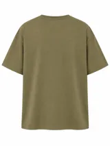 Remera de manga corta color gris con cuello redondo y estampado tipográfico negro en el pecho de la marca Grego.