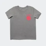 Remera gris de corte clásico con estampado pequeño en el pecho de un sol sonriente con el texto "Stance" en color rosa.