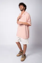 Camisa de manga corta con cuello cubano, confeccionada en fibrana premium. Presenta un corte oversize y cierre frontal con botones al tono.