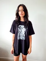 Remerón oversize de algodón color negro, con cuello redondo y manga corta. Presenta una estampa fotográfica en blanco y negro en el frente.