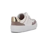 Championes deportivos de mujer, color blanco, con plataforma gruesa. Presentan detalles en gamuza color taupe en puntera y talón, y acentos dorados perforados y lisos en los laterales y cordones.