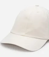 Gorra de béisbol color crudo, de algodón, con visera curva y cierre ajustable en la parte trasera.