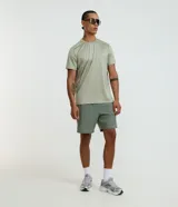 Bermuda deportiva Get Over de tejido tecnológico verde militar, con cintura elástica, cordón interno, bolsillos y detalle de estampa reflectiva lateral.