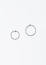 Piercing tipo arito de acero quirúrgico hipoalergénico, con diseño torneado y bolita.