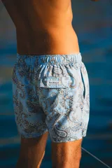 Short de baño Von Braun con estampado paisley en tonos celestes y marrones. Cuenta con cintura elástica, dos bolsillos laterales y un bolsillo trasero con solapa y etiqueta de la marca.