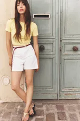 Camiseta de corte cropped y ajuste slim, con cuello redondo y mangas cortas. Presenta un diseño minimalista con bajo recto.