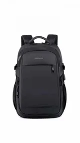 Mochila negra con compartimento principal, bolsillo frontal vertical, bolsillos laterales de red y correas ajustables con broches laterales. Cuenta con capacidad para notebook.