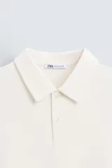 Polo de hombre color verde oliva, de corte regular fit, con cuello solapa y cierre frontal de botonadura. Presenta manga corta y acabados en rib.