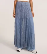 Pollera evasê new midi, confeccionada en encaje, con forro. Diseño con forma de cono, estrecha en la cintura y ligeramente abierta en el largo. El elastano aporta comodidad y capacidad de uso a una gran variedad de prendas, además de ser una fibra resistente.