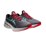 Championes de running Asics Novablast 2, color gris oscuro con detalles en verde agua y cordones rojos. Presentan una entresuela con tecnología FF Blast para mayor amortiguación y retorno de energía.
