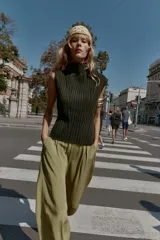 Top de punto acanalado color verde militar, con cuello alto y sin mangas.