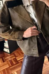 Chaqueta bomber de cuero ovino color marrón con cuello de piel sintética negro desmontable.